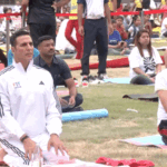 अंतरराष्ट्रीय योग दिवस 2026:शिल्पा शेट्टी ने छोटे बच्चे को सिखाया योग, अक्षय कुमार और श्रीलीला ने योग कार्यक्रम में लिया हिस्सा