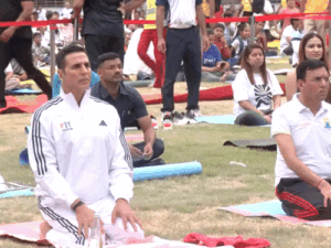 अंतरराष्ट्रीय योग दिवस 2026:शिल्पा शेट्टी ने छोटे बच्चे को सिखाया योग, अक्षय कुमार और श्रीलीला ने योग कार्यक्रम में लिया हिस्सा