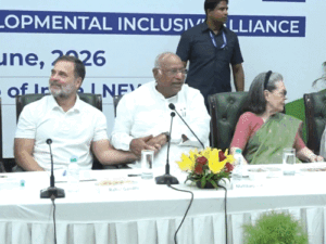 दिल्ली में INDIA ब्लॉक की बैठक, राहुल, ममता-अखिलेश मौजूद:शरद पवार बोले- सबका साथ रहना जरूरी; यूथ कांग्रेस ने राहुल के खिलाफ लगे पोस्टर हटाए