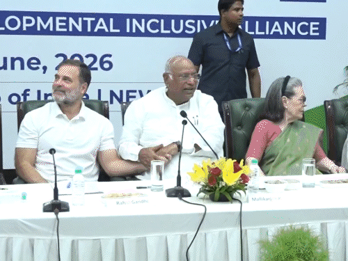 दिल्ली में INDIA ब्लॉक की बैठक, राहुल, ममता-अखिलेश मौजूद:शरद पवार बोले- सबका साथ रहना जरूरी; यूथ कांग्रेस ने राहुल के खिलाफ लगे पोस्टर हटाए