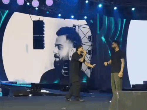 विराट कोहली ने औजला के सॉन्ग पर डांस किया,VIDEO:गुरुग्राम में स्टेज पर बैठकर गाने भी सुने; क्रिकेटर ने अपना ब्रांड लॉन्च किया