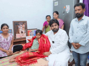 बीमार फैन से मिलकर रोए पवन कल्याण:इलाज के लिए 1 लाख रुपए भी दिए; मानहानि केस में कोर्ट ने पक्ष में दिया आदेश