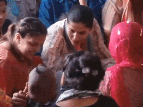 2 मिनट तक पेप्सी का फोटो देखती रहीं सपना चौधरी:पत्नी को गले लगाकर रोईं हरियाणवी सिंगर, बच्चों के सिर पर हाथ फेरा