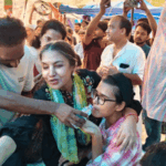 जंतर-मंतर में शबाना आजमी ने खत्म कराया छात्रों का अनशन:कविता कौशिक पुलिस से बोलीं- मेरे देश के बच्चों पर हाथ मत उठाना