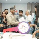 स्लम रिहैबिलिटेशन अथॉरिटी के ऑफिस पहुंचे सलमान खान:बुजुर्गों को चाबियां दीं, हाथ मिलाया, फिल्म मातृभूमि से जुड़ा सवाल करने से इनकार