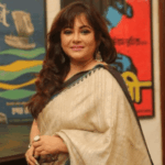 बंगाली एक्ट्रेस श्रीलेखा ने PM का आपत्तिजनक पोस्टर पकड़ा:भाजपा नेता ने शिकायत दर्ज करवाई तो सफाई में बोलीं- चश्मा नहीं पहना था, फांसी पर चढ़ा दो