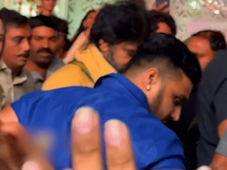 फिल्ममेकर की बेटी के रिसेप्शन में पहुंचे पवन कल्याण:फोटोग्राफर्स को टोका, मंच पर भीड़ लगने से परेशान दिखे गेस्ट, सिक्योरिटी को करनी पड़ी जद्दोजहद