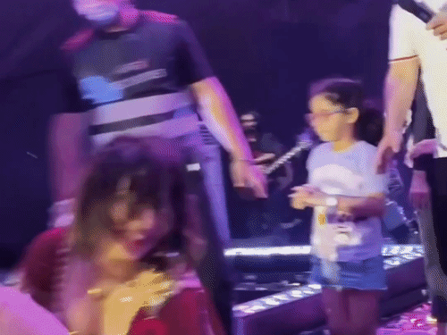 जैस्मीन सैंडलस से छेड़छाड़ के दावे का VIDEO वायरल:देहरादून शो में सिंगर ने नहीं दर्ज कराई शिकायत; खुद फैंस को बुलाया था स्टेज पर