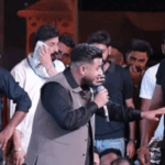 पंजाबी सिंगर खान साब भड़के, बोले- डंडों से ही मानोगे:बापू लाल बादशाह मेले में पहुंचे, खड़े होकर हूटिंग पर गाना रोका, कहा- हार्टअटैक हो जाएगा