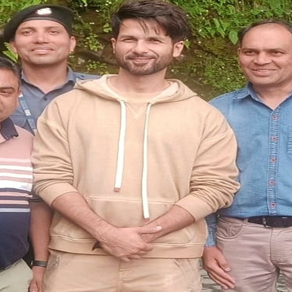 बॉलीवुड एक्टर शाहिद कपूर वीकेंड पर मसूरी में घूमते दिखे:लोगों के साथ फोटो खिंचवाई; बेटी का समर कैंप में एडमिशन कराने आए