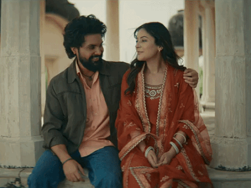 पंजाबी फिल्म को पाकिस्तानी इन्फ्लुएंसर ने फर्जी बताया:युवती के नाम पर सवाल उठाए; 'जफ्फी डालो' बोलने पर एक्ट्रेस शहनाज गिल ट्रोल