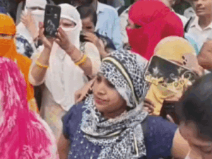बॉलीवुड एक्ट्रेस सोनम कपूर के पति की कंपनी में प्रदर्शन,VIDEO:फरीदाबाद में कर्मचारियों ने काम छोड़ा, 20 परसेंट बोनस बहाली मांग; 6 हजार वर्करों की स्ट्रेंथ