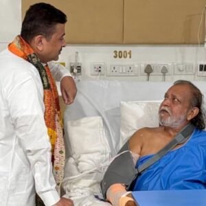 मिथुन चक्रवर्ती की हुई सर्जरी:हाथ में लगी प्लेट निकाली गई; सीएम सुवेंदु ने अस्पताल में की मुलाकात