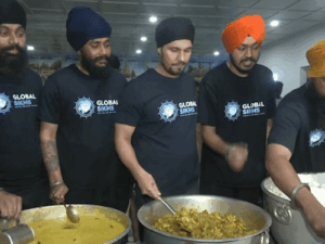 असम में बाढ़ पीड़ितों के बीच पहुंचे रणदीप हुड्डा:लंगर में विस्थापित लोगों को खाना खिलाया, कार्तिक आर्यन ने मदद के लिए ₹1 करोड़ दिए थे