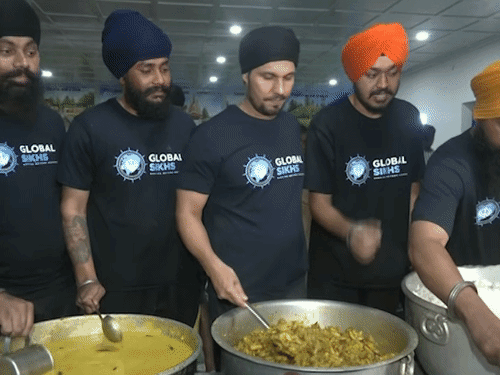 असम में बाढ़ पीड़ितों के बीच पहुंचे रणदीप हुड्डा:लंगर में विस्थापित लोगों को खाना खिलाया, कार्तिक आर्यन ने मदद के लिए ₹1 करोड़ दिए थे