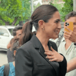 सारा अली खान की फोटो के लिए लड़ने लगे पैपराजी:अपशब्द कहे, धक्का-मुक्की की; घटना के बाद मुस्कुराती दिखीं एक्ट्रेस