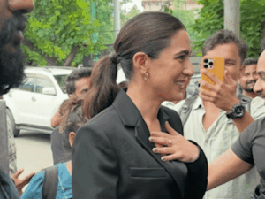 सारा अली खान की फोटो के लिए लड़ने लगे पैपराजी:अपशब्द कहे, धक्का-मुक्की की; घटना के बाद मुस्कुराती दिखीं एक्ट्रेस