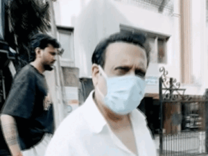 अस्पताल के बाहर दिखे गोविंदा:दूसरी शादी के दावे पर मैनेजर ने दिया रिएक्शन; झूठी खबरों को लेकर एक्टर ने जारी किया नोटिस