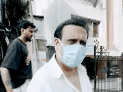 अस्पताल के बाहर दिखे गोविंदा:दूसरी शादी के दावे पर मैनेजर ने दिया रिएक्शन; झूठी खबरों को लेकर एक्टर ने जारी किया नोटिस