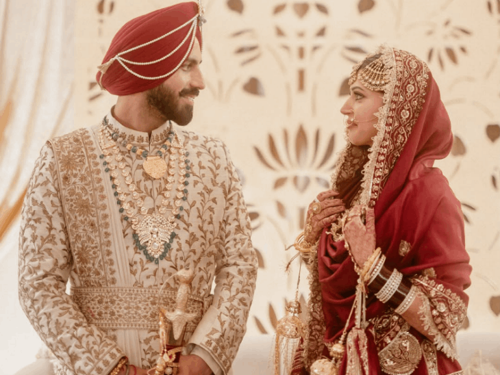 एक्ट्रेस चार्ली चौहान ने क्रिकेटर रमनदीप सिंह से की शादी:गुरुद्वारे में लिए फेरे, 8 साल तक सीक्रेट रखा रिलेशन, अर्शदीप सिंह समेत कई स्टार्स पहुंचे