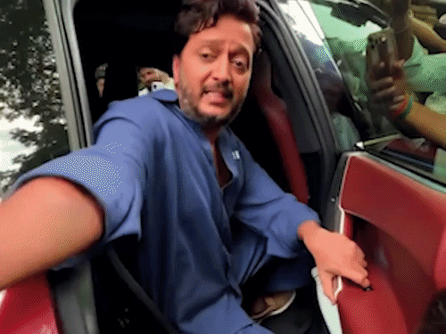 रितेश देशमुख ने पैपराजी से पैसे उधार लिए:सड़क पर बच्चों को देने के लिए कैश नहीं था; बोले- उधार चुकाना है, ढूंढने में मदद करें