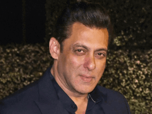 असम बाढ़ पीड़ितों के 500 घर बनवाएंगे सलमान खान:एक्टर रणदीप हुड्डा भी राहत कार्य में लगे, भूमि पेडनेकर ने प्रभावित इलाकों में पहुंचकर बांटा सामान