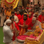 सलमान खान ने एंटीलिया में लिया बप्पा का आशीर्वाद:तिलक लगवाकर फूल अर्पण किए, सिद्धार्थ-कियारा ने भी दर्शन किए; राधिका मर्चेंट की भक्तिमय परफॉर्मेंस