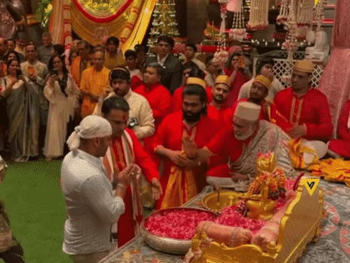 सलमान खान ने एंटीलिया में लिया बप्पा का आशीर्वाद:तिलक लगवाकर फूल अर्पण किए, सिद्धार्थ-कियारा ने भी दर्शन किए; राधिका मर्चेंट की भक्तिमय परफॉर्मेंस