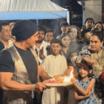 उल्टी आरती कर रहे थे सलमान खान, बहन ने टोका:यूलिया वंतूर ने भी आरती की, सोहेल खान के गणपति विसर्जन में थिरका परिवार