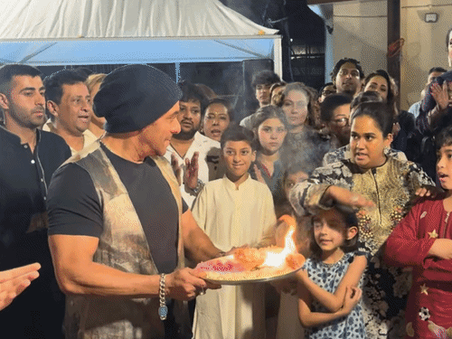 उल्टी आरती कर रहे थे सलमान खान, बहन ने टोका:यूलिया वंतूर ने भी आरती की, सोहेल खान के गणपति विसर्जन में थिरका परिवार