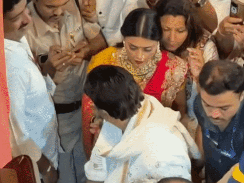 गोविंदा रूमर्ड गर्लफ्रेंड कोमल रानी संग लालबागचा राजा पहुंचे:कुछ देर पहले पत्नी सुनीता अकेले पहुंची थीं; अनन्या पांडे ने पिता के साथ किए दर्शन