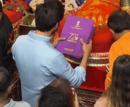 नेशनल अवॉर्ड लेकर लालबागचा राजा पहुंचे कार्तिक आर्यन:अवॉर्ड बप्पा के कदमों में रखा; कहा- ऐसे माहौल में एक्टर बनने का सपना देखा, जहां लोग हंसते हैं