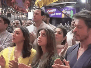 शाहरुख खान, गौरी और सुहाना के साथ लालबागचा राजा पहुंचे:एक्टर को गणपति के चरण स्पर्श करना सिखाते दिखीं मैनेजर; दुपट्टे से पोंछा पसीना