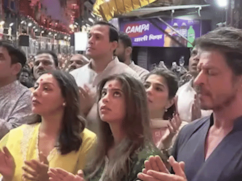 शाहरुख खान, गौरी और सुहाना के साथ लालबागचा राजा पहुंचे:एक्टर को गणपति के चरण स्पर्श करना सिखाते दिखीं मैनेजर; दुपट्टे से पोंछा पसीना