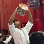 लालबागचा राजा के दरबार में पहुंचे विद्युत जामवाल:आरती के साथ शंख और डमरू बजाकर लिया बप्पा का आशीर्वाद