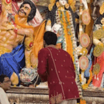 मुखर्जी परिवार की दुर्गा पूजा में शामिल हुए रणबीर कपूर:पंडाल में हर्षदीप कौर के साथ गाया गाना ‘कबीरा’, देखें वीडियो