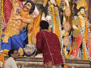 मुखर्जी परिवार की दुर्गा पूजा में शामिल हुए रणबीर कपूर:पंडाल में हर्षदीप कौर के साथ गाया गाना ‘कबीरा’, देखें वीडियो