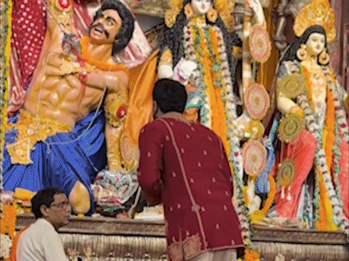 मुखर्जी परिवार की दुर्गा पूजा में शामिल हुए रणबीर कपूर:पंडाल में हर्षदीप कौर के साथ गाया गाना ‘कबीरा’, देखें वीडियो