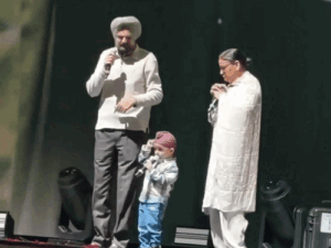 सिद्धू मूसेवाला के भाई ने किए पिस्टल के इशारे:स्टेज पर सिंगर का ‘थापी’ अंदाज दोहराया, कहा- ठायं-ठायं-ठायं; माता-पिता के खिलाफ शिकायत