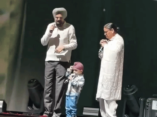 सिद्धू मूसेवाला के भाई ने किए पिस्टल के इशारे:स्टेज पर सिंगर का 'थापी' अंदाज दोहराया, कहा- ठायं-ठायं-ठायं; माता-पिता के खिलाफ शिकायत