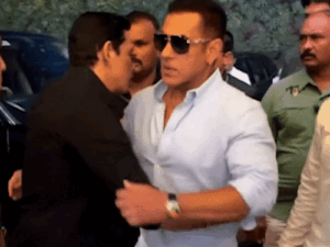 सलमान खान को देख अचानक पास पहुंचा फैन:एक्टर हुए हैरान, सिक्योरिटी टीम हरकत में आई; सलमान को मिली है वाई-प्लस सुरक्षा