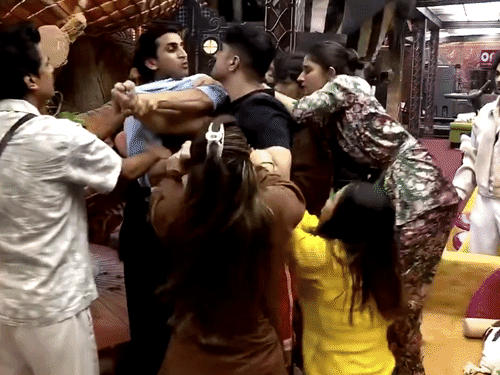 'बिग बॉस' में नकुल ढुल-गुल्लू के बीच हाथापाई:घटना के बाद माही विज चिल्लाईं, प्रोमो में नकुल को घर से बाहर जाने के संकेत